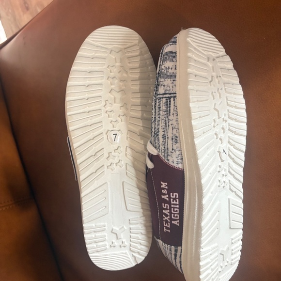 Texas A&M Aggies Hey Dude shoes - SZ 7 - Picture 6 of 7